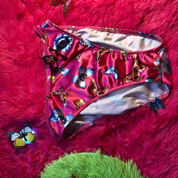 A super cute pink satin bikini - Picture 1 of 2
